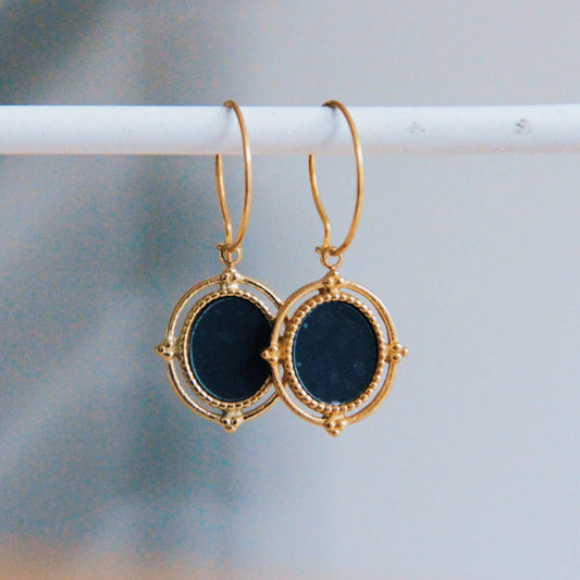 Delicate earring with oval gemstone – black/gold